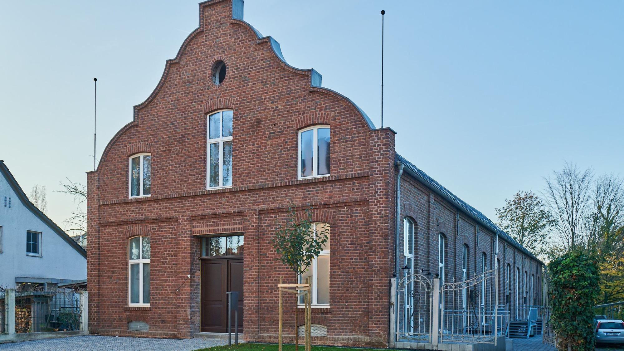 Der historische Drei-Kaiser-Saal in Köln-Holweide ist nun in fünf loftartige Reihenhäuser umgestaltet worden.
