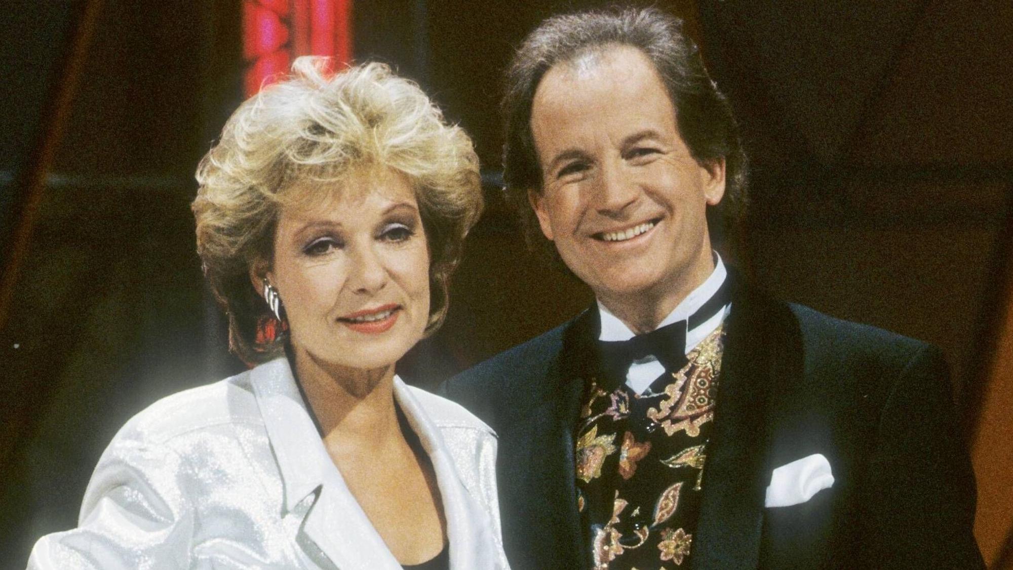 Max Schautzer (r.) moderierte an der Seite von Miss Tagesschau Dagmar Berghoff (l.) den Quotenerfolg „ARD-Wunschkonzert“.