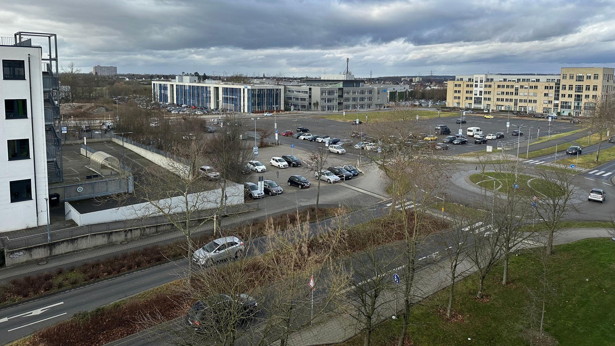 Links das Technische Rathaus der Stadt, in der Bildmitte die freie Fläche mit Parkplatz, die nun erst einmal nicht bebaut wird.