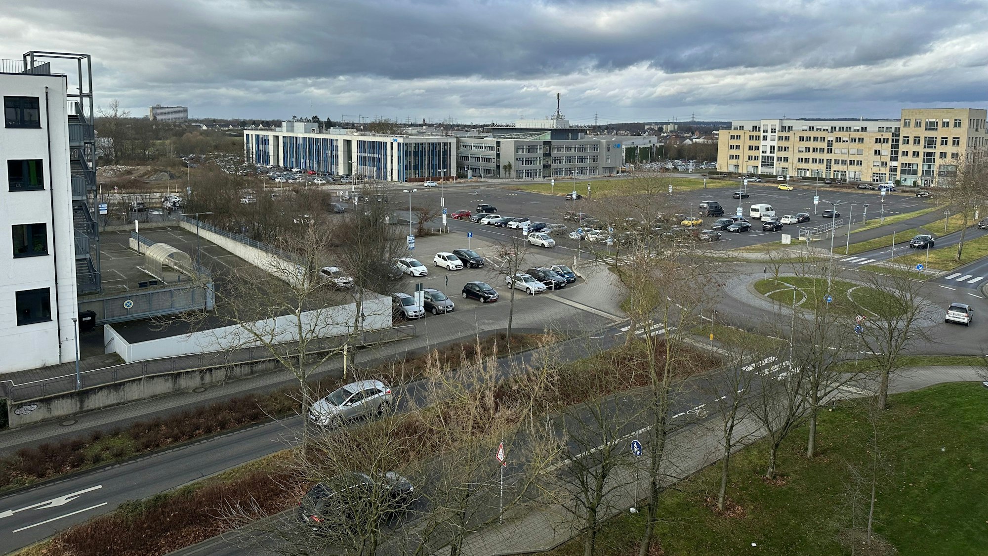 Links das Technische Rathaus der Stadt, in der Bildmitte die freie Fläche mit Parkplatz, die nun erst einmal nicht bebaut wird.