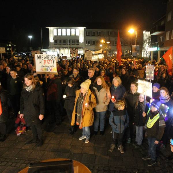 In Niederkassel hat am Mittwoch das Netzwerk "Niederkassel für Demokratie" zu einem Mahnwache aufgerufen.
Rund 300 Menschen versammelten sich auf dem Rathausplatz.