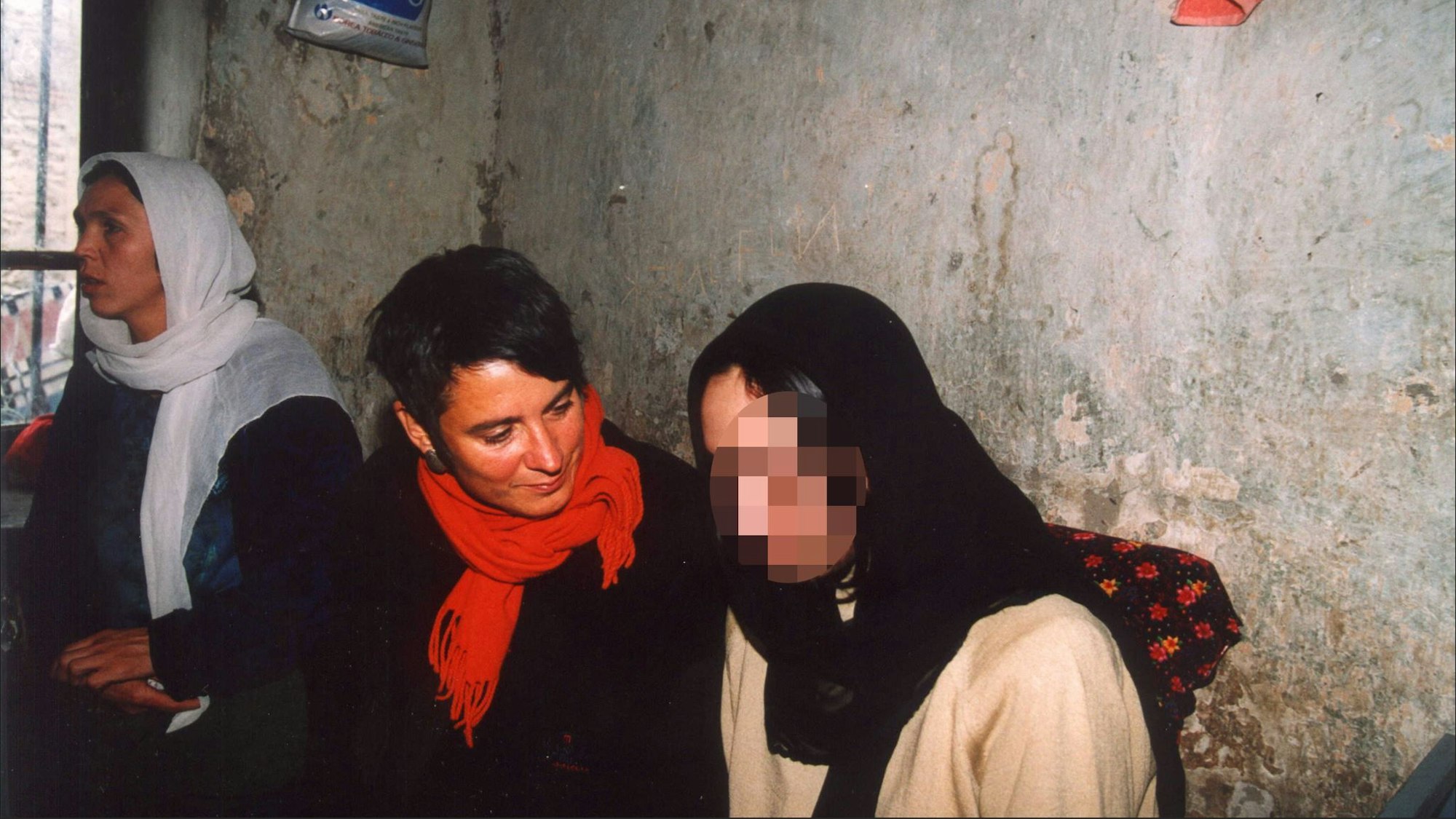 Ein Gefängnis in Kabul 2003: Monika Hauser (Mitte) und eine Juristin (l.) beraten eine inhaftierte Frau (r.).