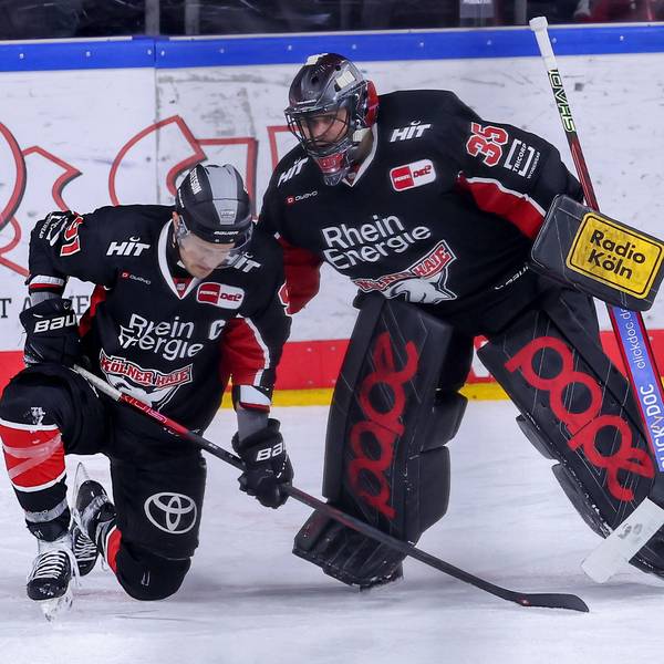 Haie-Kapitän Moritz Müller (l.) erhält nach dem 2:3-Gegentreffer in letzter Sekunde Trost von Torwart Julius Hudacek.