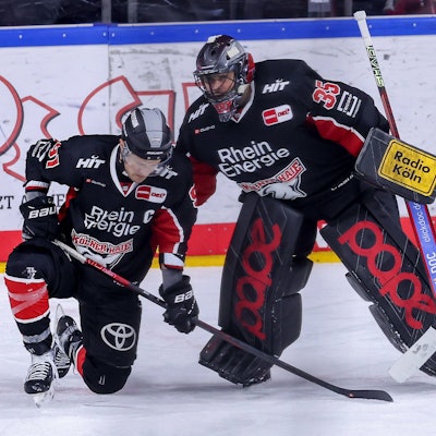Haie-Kapitän Moritz Müller (l.) erhält nach dem 2:3-Gegentreffer in letzter Sekunde Trost von Torwart Julius Hudacek.