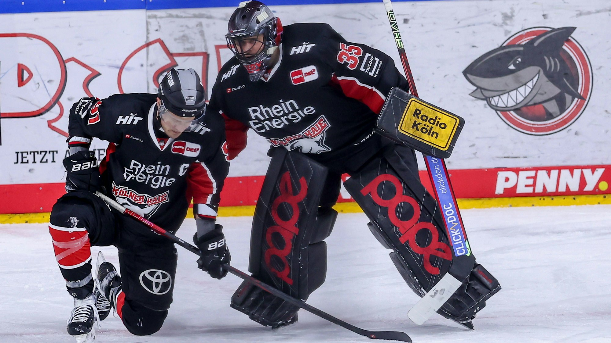 Haie-Kapitän Moritz Müller (l.) erhält nach dem 2:3-Gegentreffer in letzter Sekunde Trost von Torwart Julius Hudacek.