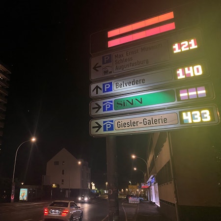 Zu sehen ist die erleuchtete Anzeigetafel des Parkleitsystems.
