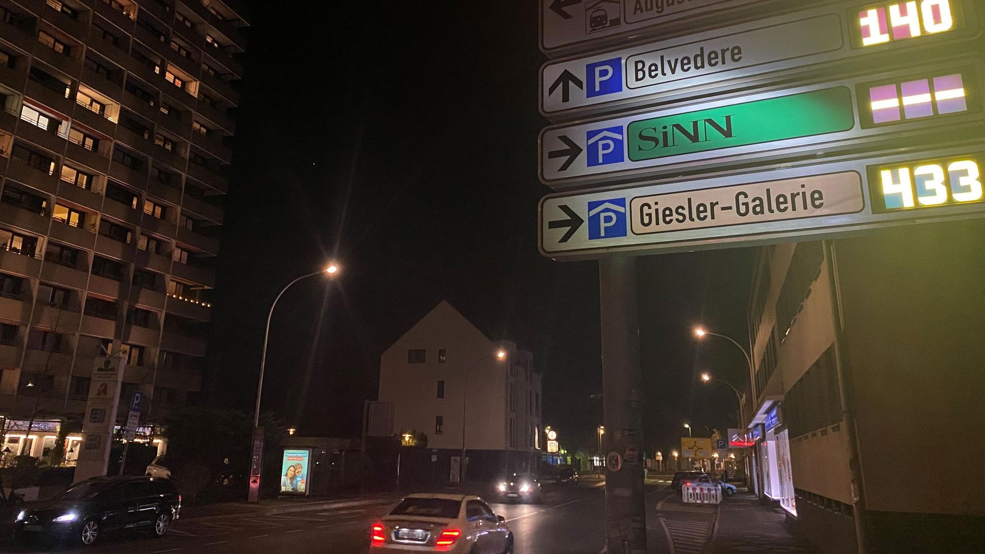 Zu sehen ist die erleuchtete Anzeigetafel des Parkleitsystems.