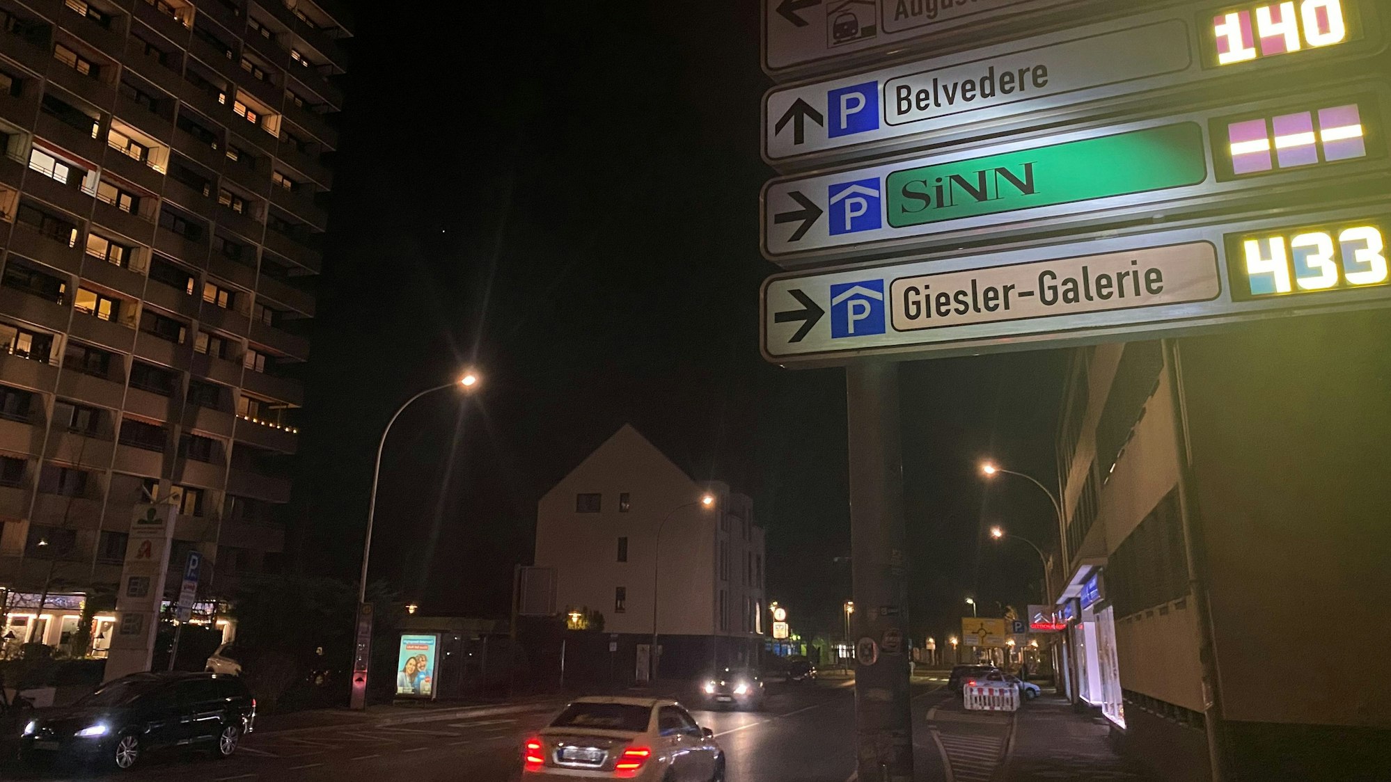 Zu sehen ist die erleuchtete Anzeigetafel des Parkleitsystems.