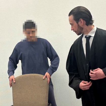 Der Angeklagte mit seinem Verteidiger.