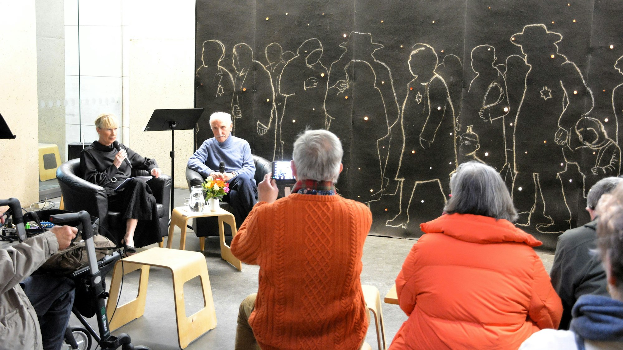 Yorca Schmidt-Junker und Grigory Bernstein vor dessen Werk