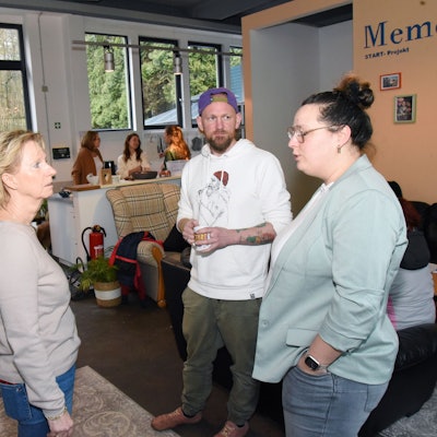 Mehrere Menschen beraten sich in einer Bildungswerkstatt.