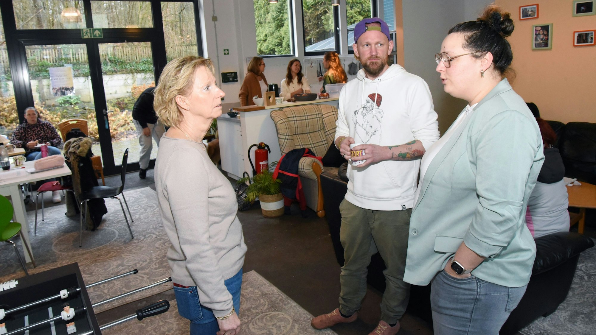 Mehrere Personen in einem gemeinsamen Gespräch.