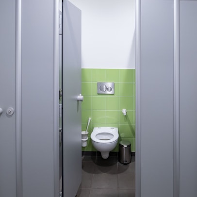 Das Bild zeigt eine moderne Toilettenanlage.(Symbolbild)