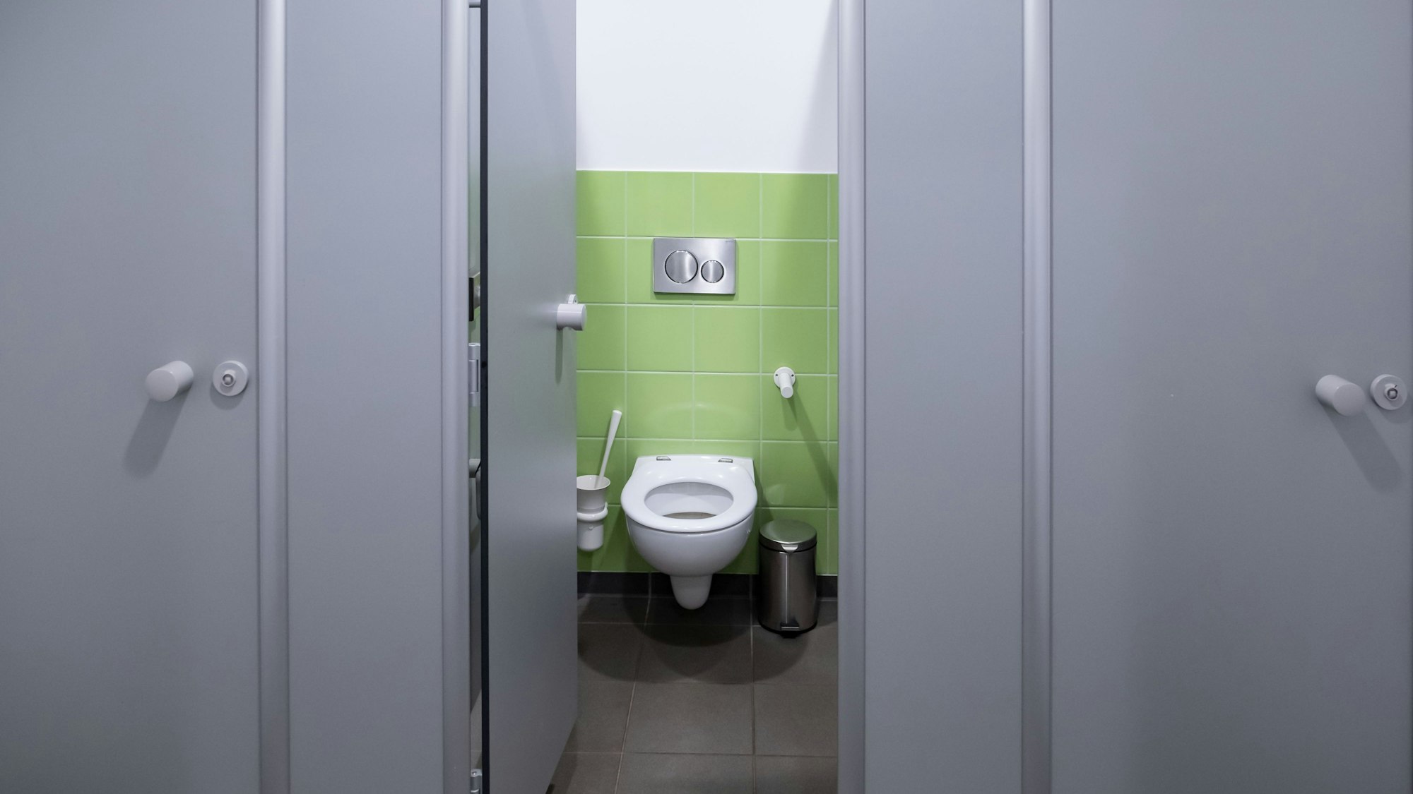 Das Bild zeigt eine moderne Toilettenanlage.(Symbolbild)