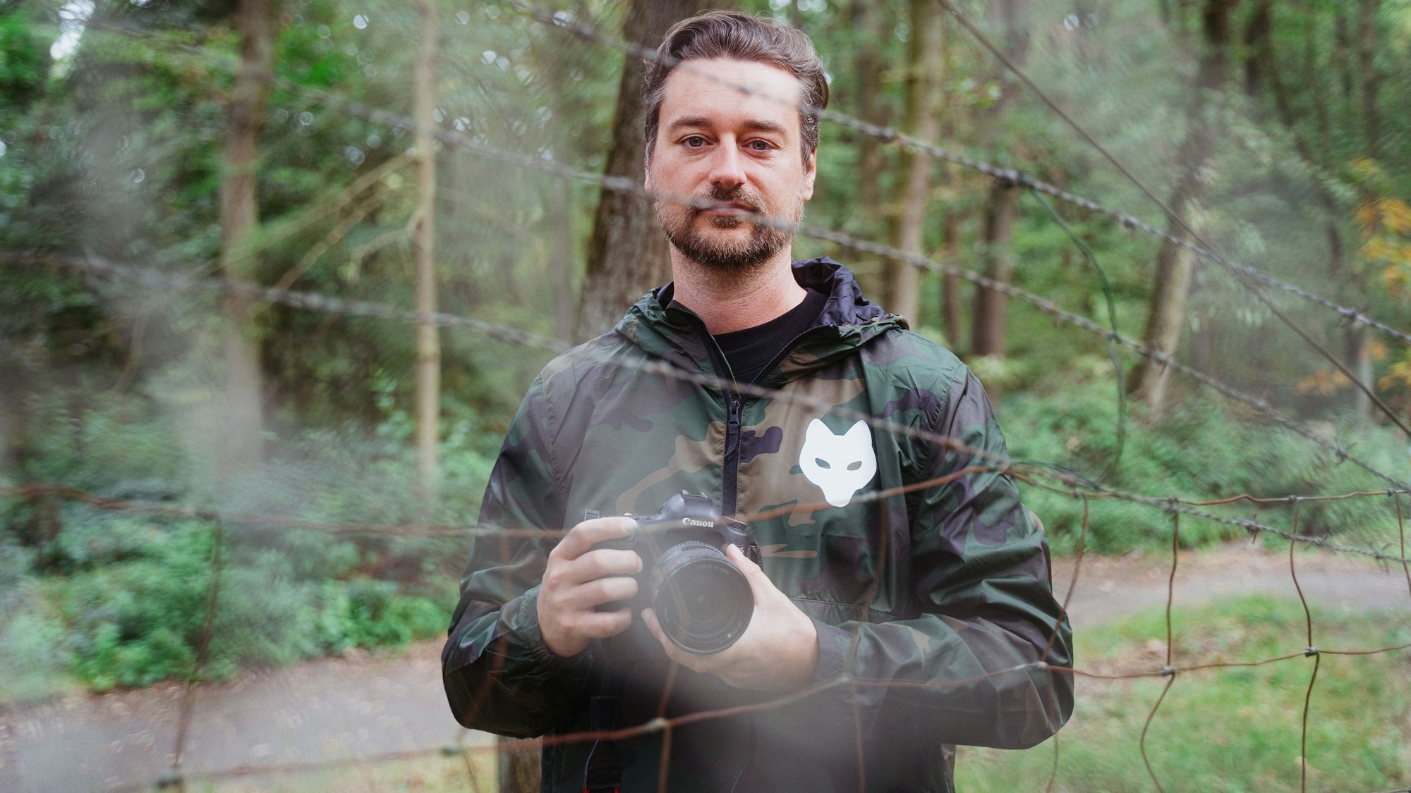 Die Tierschutzorgaanisation Aninova aus Sankt Augustin deckt Fälle vvon Tierquäleereei und Missstände in Betrieben deutschlandweit auf.
Vorstandsvorsitzender Jan Peifer vor dem Gelände des  Schweinehochhauses in Sachsen-Anhalt.