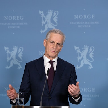 Der norwegische Ministerpräsident Jonas Gahr Støre (Arbeiterpartei) spricht während einer Pressekonferenz im Regierungssitz in Oslo.