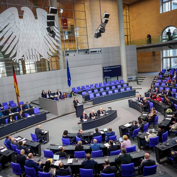 Robert Habeck (Bündnis 90/Die Grünen) gibt im Plenum des Bundestags im Reichstagsgebäude eine Regierungserklärung ab.