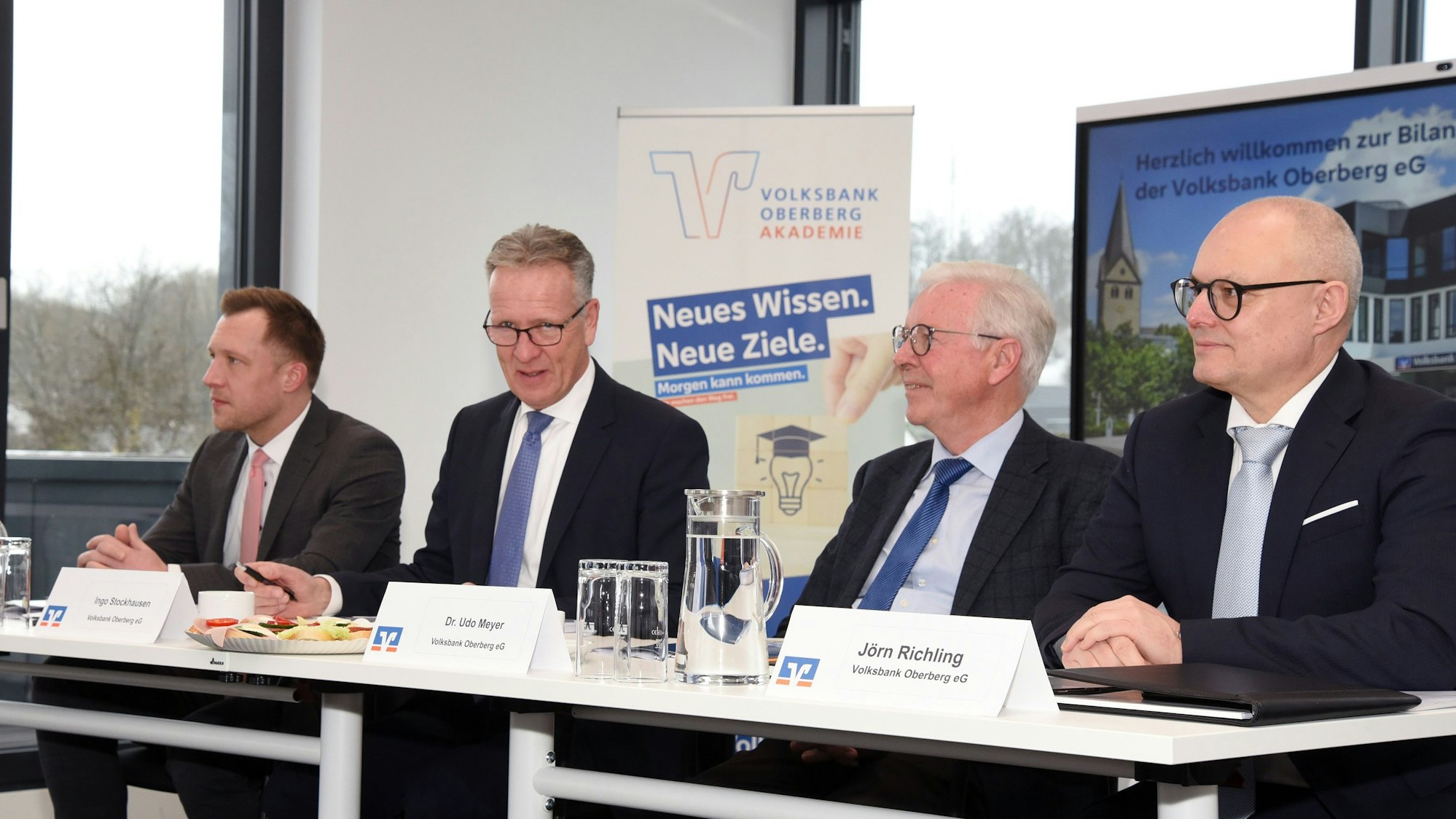 Der Vorstand der Volksbank Oberberg präsentiert die Geschäftsbilanz 2024.