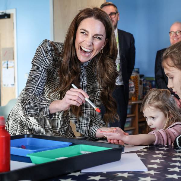 Prinzessin Kate, Schirmherrin des Ty Hafan Children's Hospice, bemalt die Hand der vierjährigen Maggie bei einem Besuch des Hospizes in Sully bei Cardiff in Südwales.