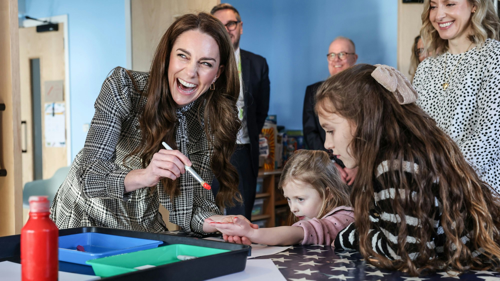 Prinzessin Kate, Schirmherrin des Ty Hafan Children's Hospice, bemalt die Hand der vierjährigen Maggie bei einem Besuch des Hospizes in Sully bei Cardiff in Südwales.