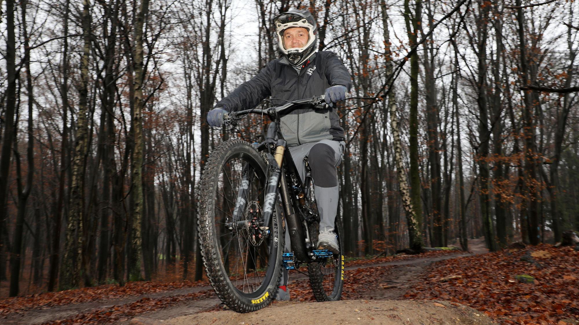 Prinz Christian I. auf seinem Mountainbike im Nußbaumer Wald.