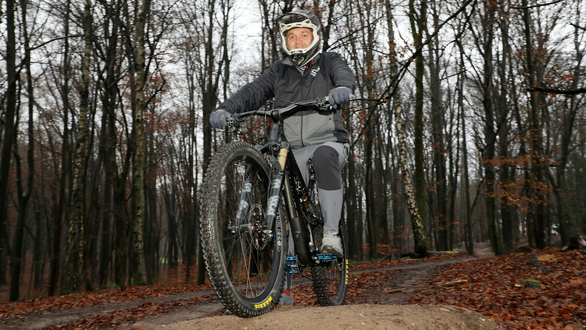 Prinz Christian I. auf seinem Mountainbike im Nußbaumer Wald.