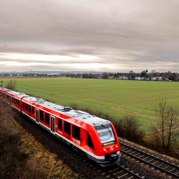 Ein roter Vareo-Triebwagen der Bahn fährt zwischen Euskirchen und Köln.