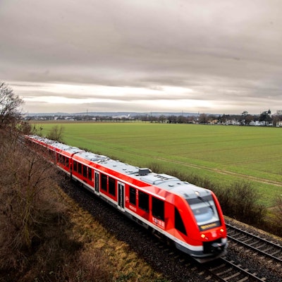Ein roter Vareo-Triebwagen der Bahn fährt zwischen Euskirchen und Köln.