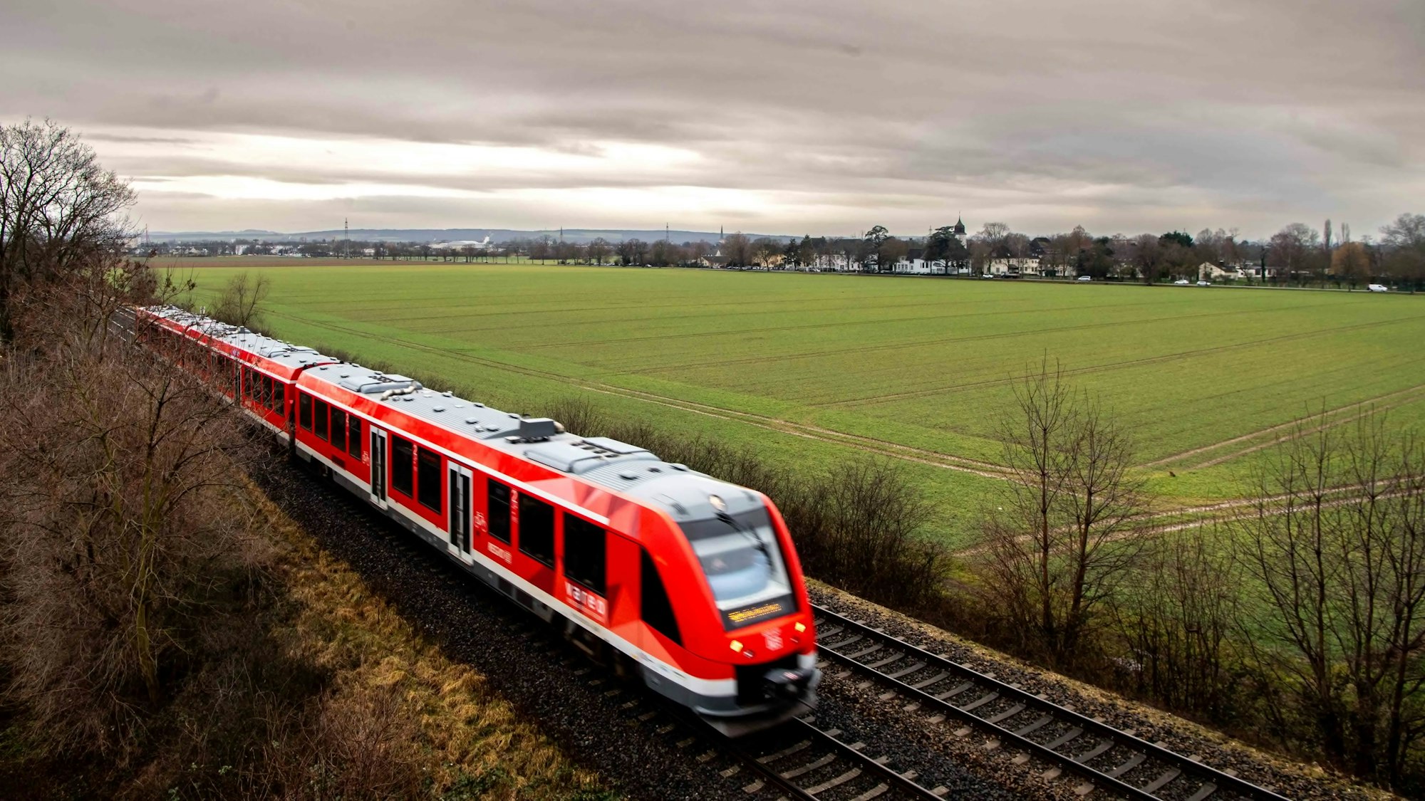Das Bild zeigt eine Regionalbahn, die zwischen Großbüllesheim und Euskirchen fährt.