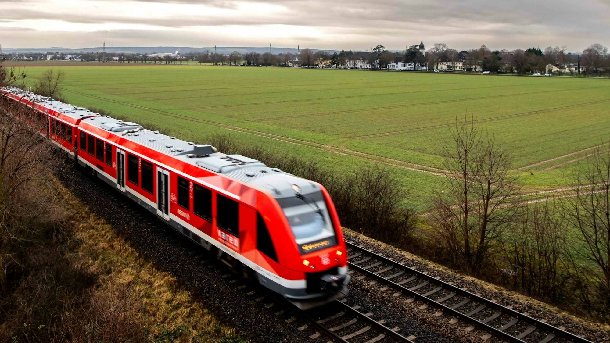 Ein roter Vareo-Triebwagen der Bahn fährt zwischen Euskirchen und Köln.
