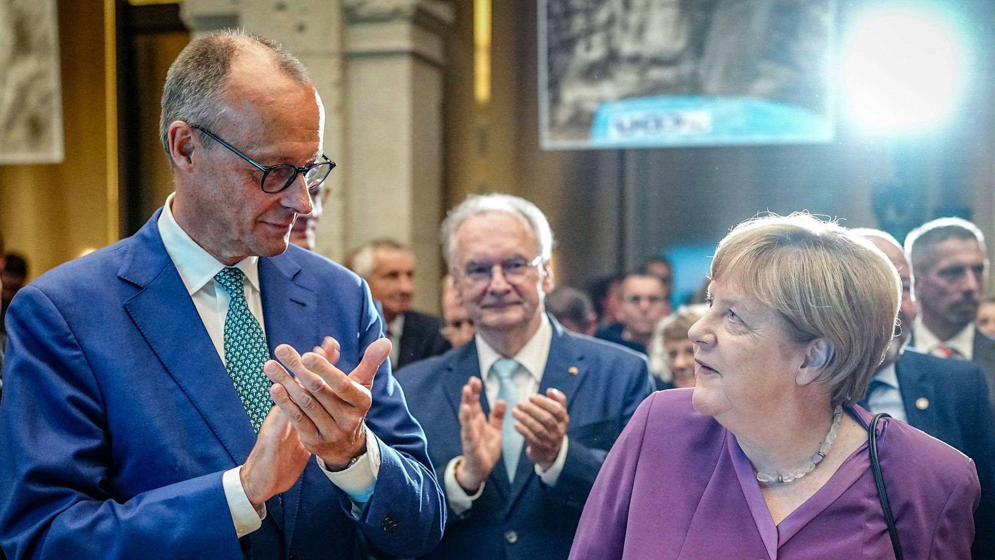 25.09.2024, Berlin: Angela Merkel und Friedrich Merz, CDU-Bundesvorsitzender und Unionsfraktionsvorsitzender, nehmen am Berliner Gespräch Spezial zum 70. Geburtstag der früheren Bundeskanzlerin teil. Foto: Kay Nietfeld/dpa +++ dpa-Bildfunk +++