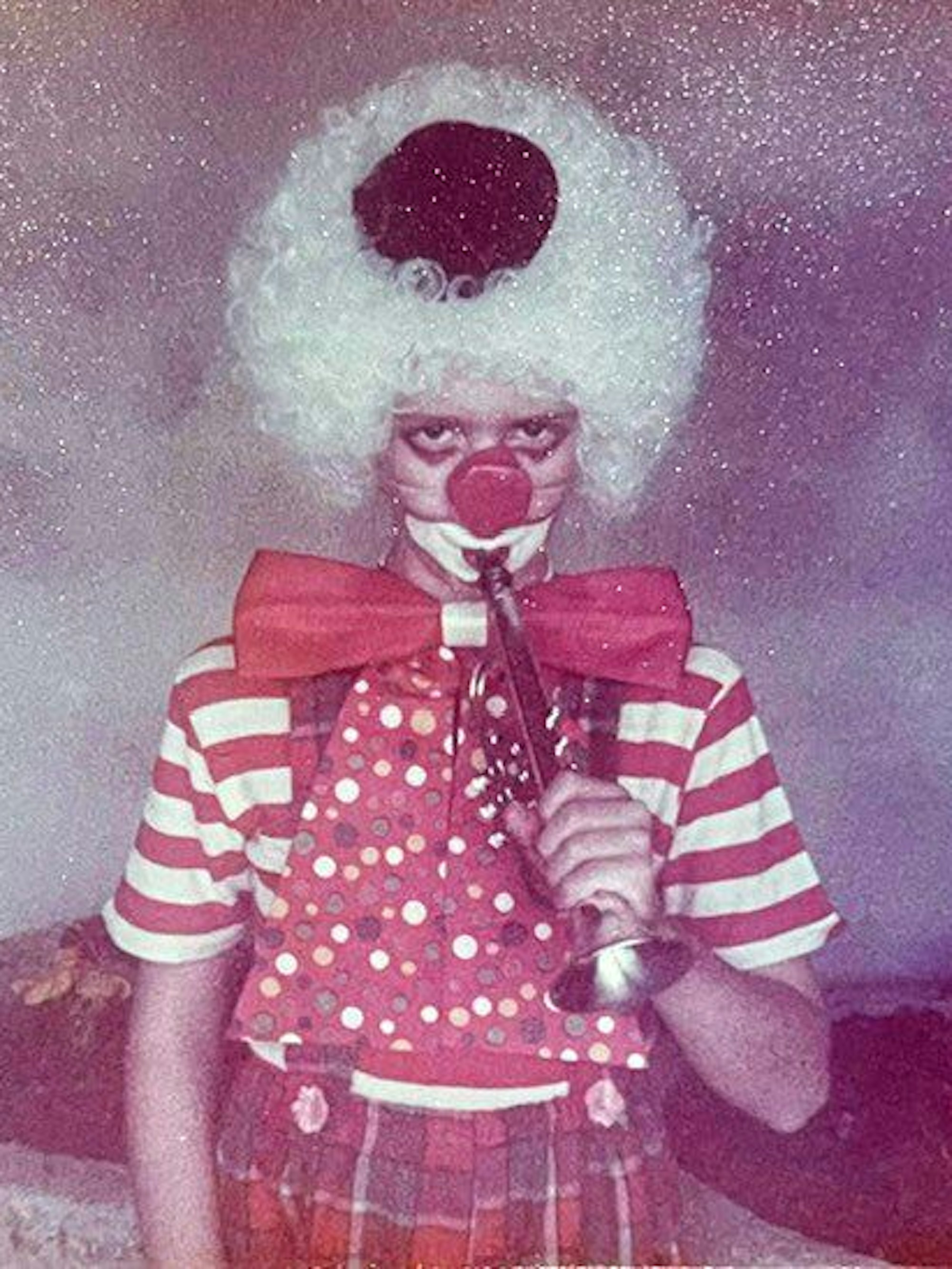Bauer Michael als Kind in einem Clownskostüm.