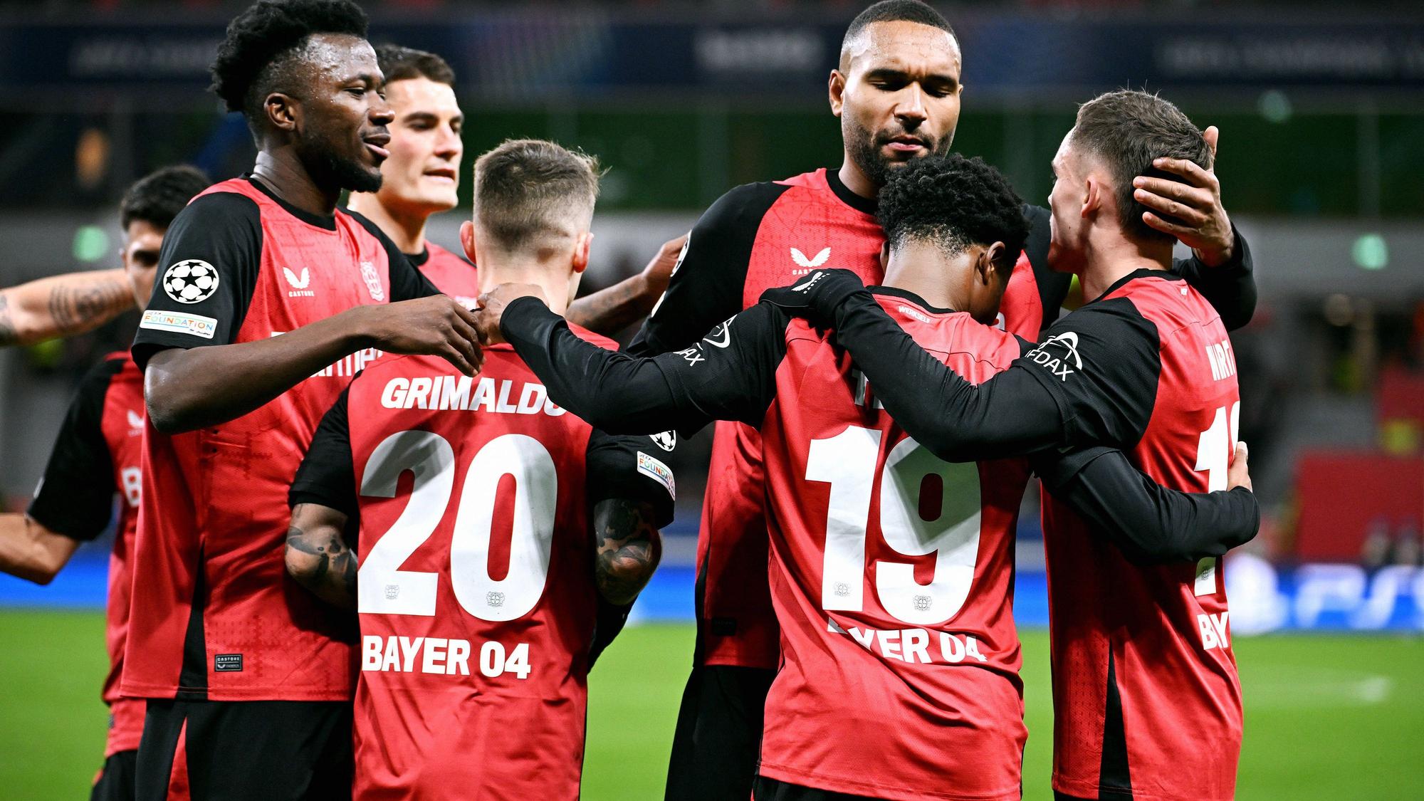 Torschütze Nathan Tella und Bayer 04 Leverkusen jubeln nach dem 2:0.