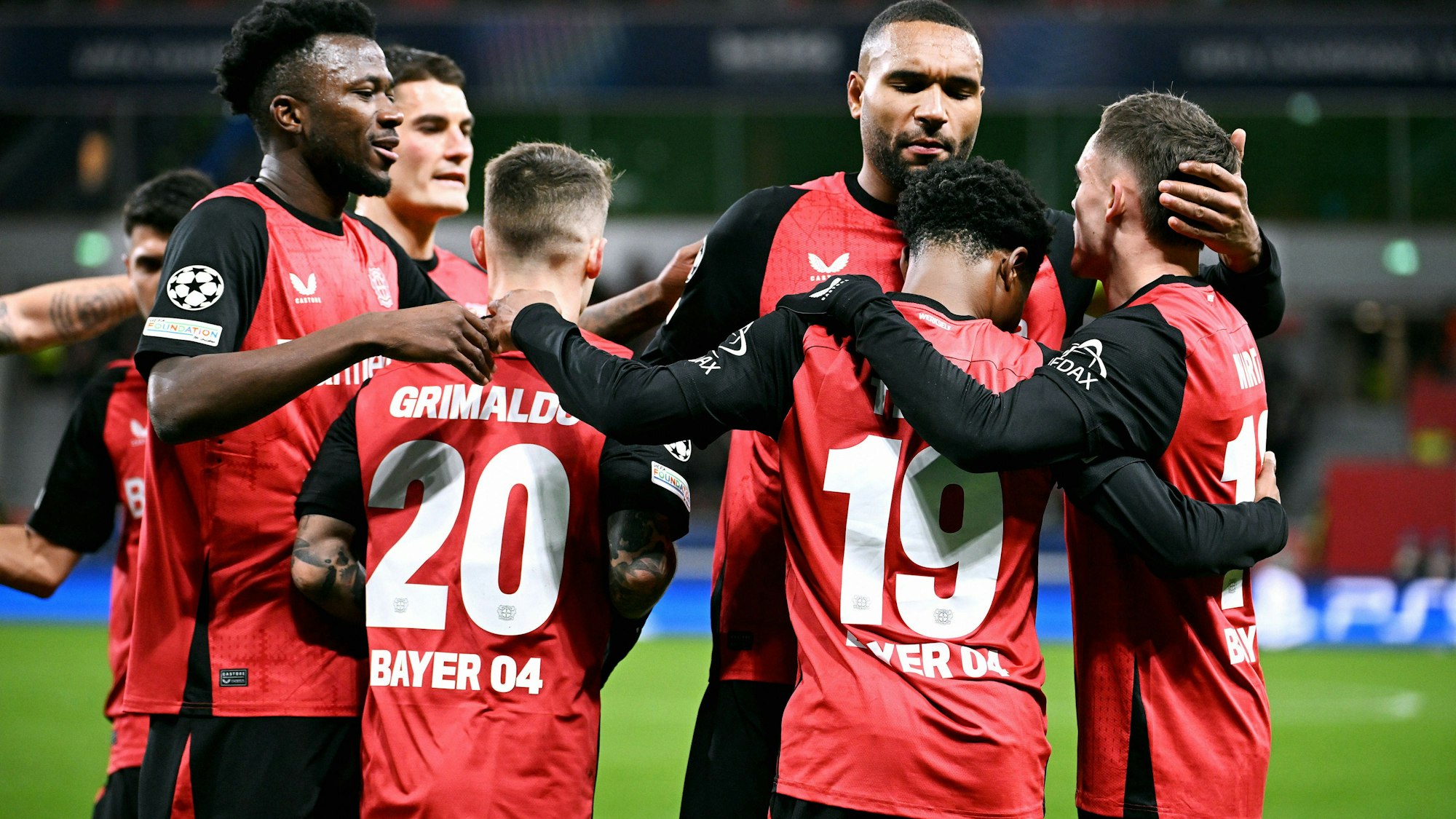 Torschütze Nathan Tella und Bayer 04 Leverkusen jubeln nach dem 2:0.