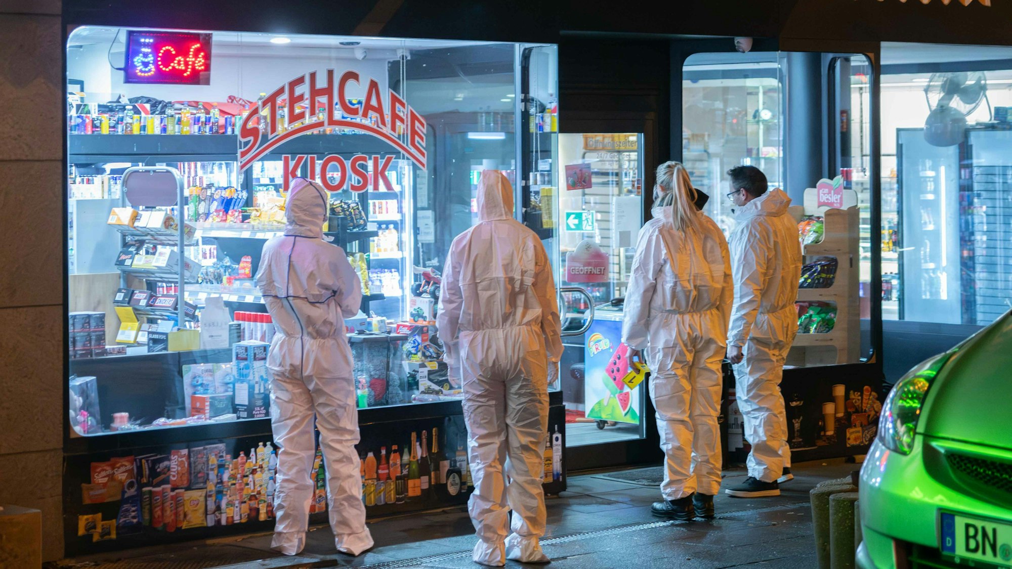 Ermittler der Polizei sind vor einem Kiosk im Einsatz.