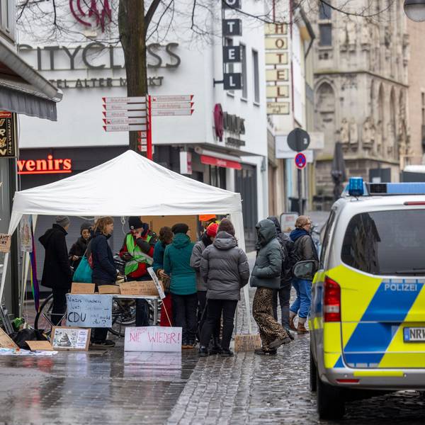 Eine Mahnwache bildeten Aktivisten vor der Kölner Kreisgeschäftsstelle.