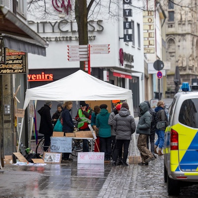 Eine Mahnwache bildeten Aktivisten vor der Kölner Kreisgeschäftsstelle.
