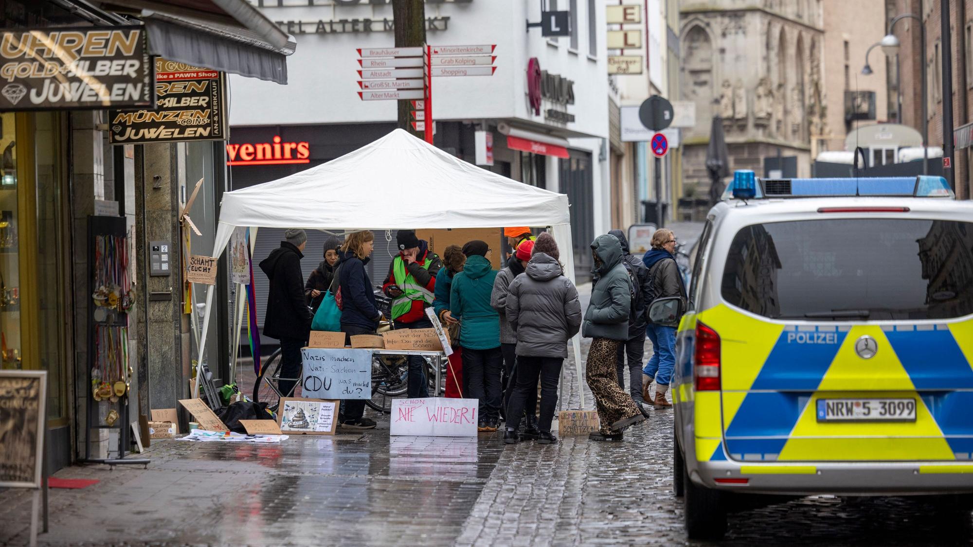 Eine Mahnwache bildeten Aktivisten vor der Kölner Kreisgeschäftsstelle.