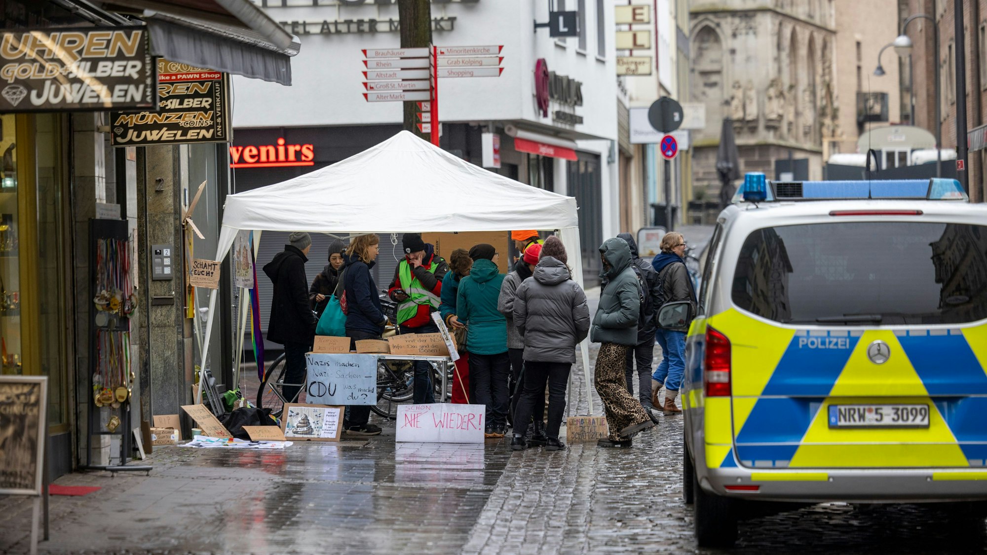Eine Mahnwache bildeten Aktivisten vor der Kölner Kreisgeschäftsstelle.