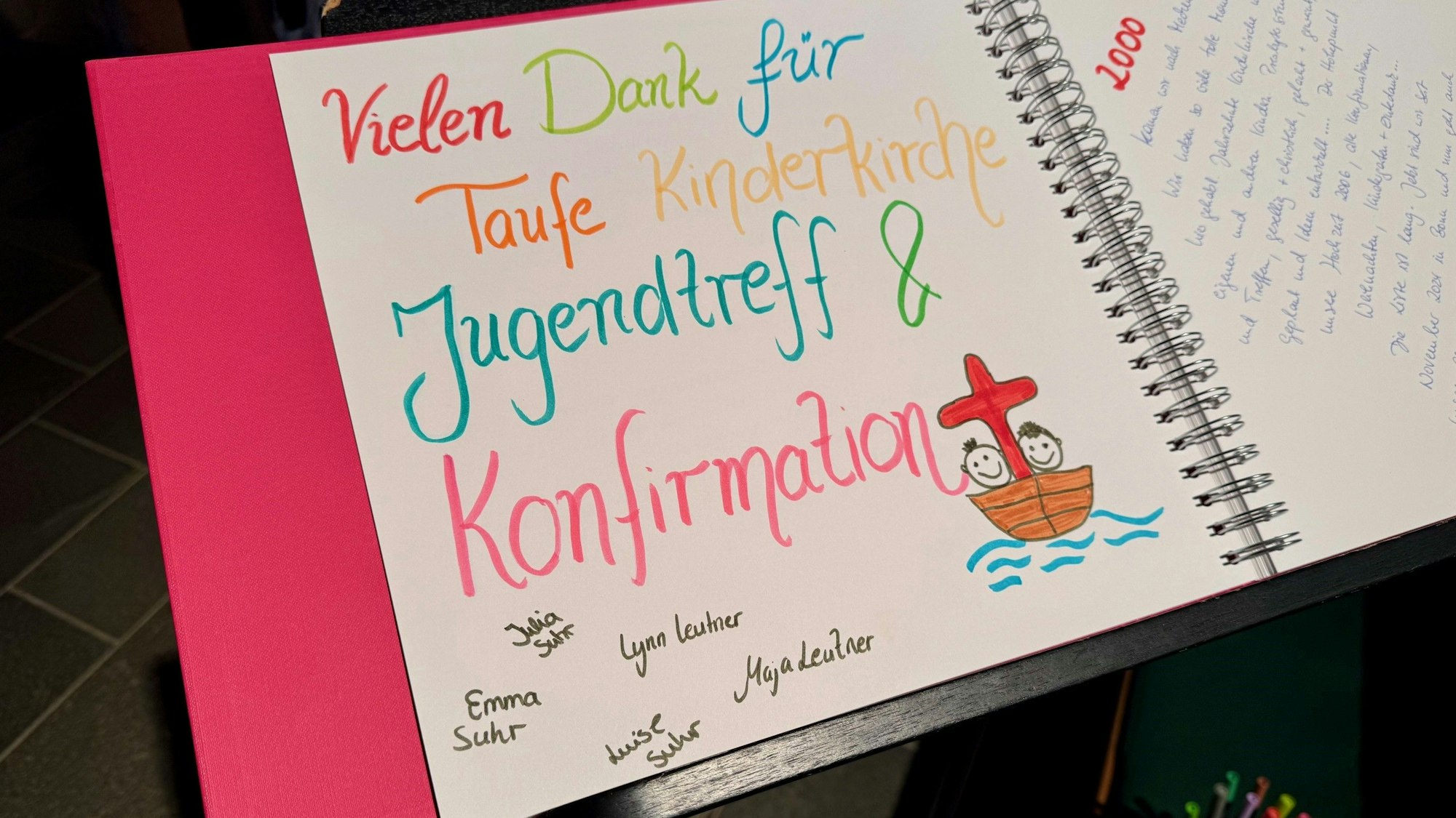 Das aufgeklappte Gästebuch der Kirchengemeinde mit Einträgen.