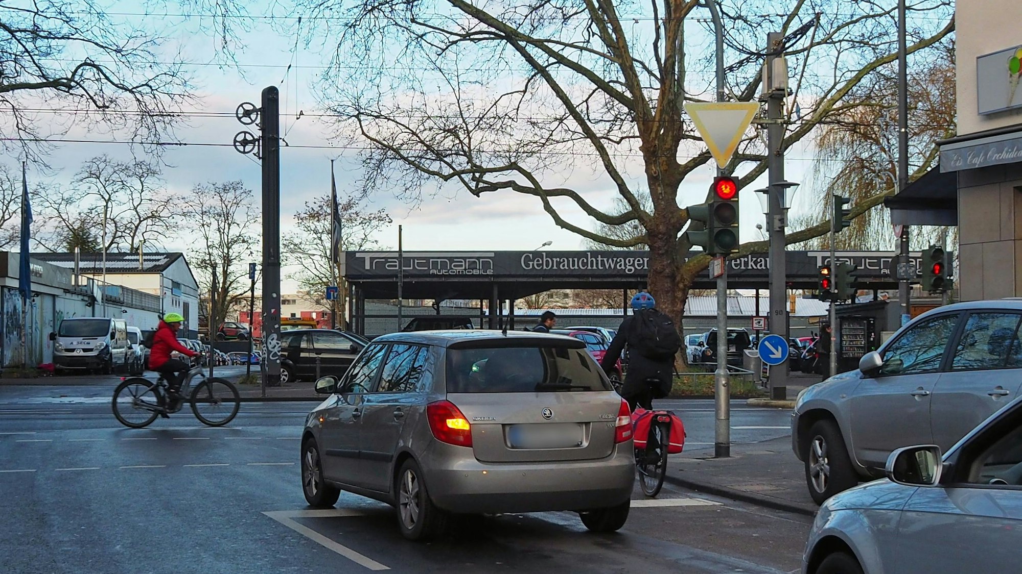 Die Stadt prüft, ob an der Einmündung des Zollstockswegs in den Höninger Weg in Zollstock ein Grünpfeil für Radfahrer angebracht werden kann.