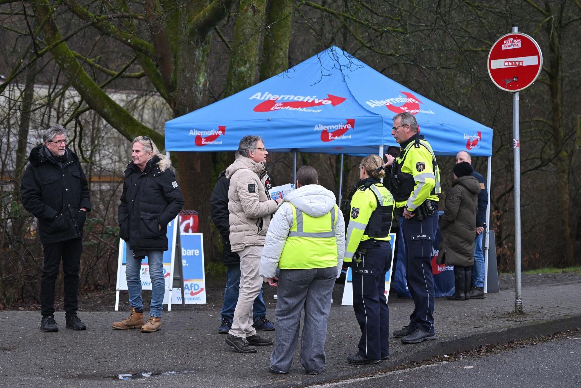 Das Foto zeigt den Infostand der AfD in der Nähe des Schulzentrums Kürten