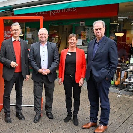 Die Caritas-Protagonisten (v.r.) Peter Rothausen, Birgit Pfisterer, Andreas Rostalski, Frank Johannes Hensel und Kreisdechant Christoph Bersch vor dem Gummersbacher Sozialkaufhaus, dessen Zukunft noch immer vollkommen ungewiss ist.