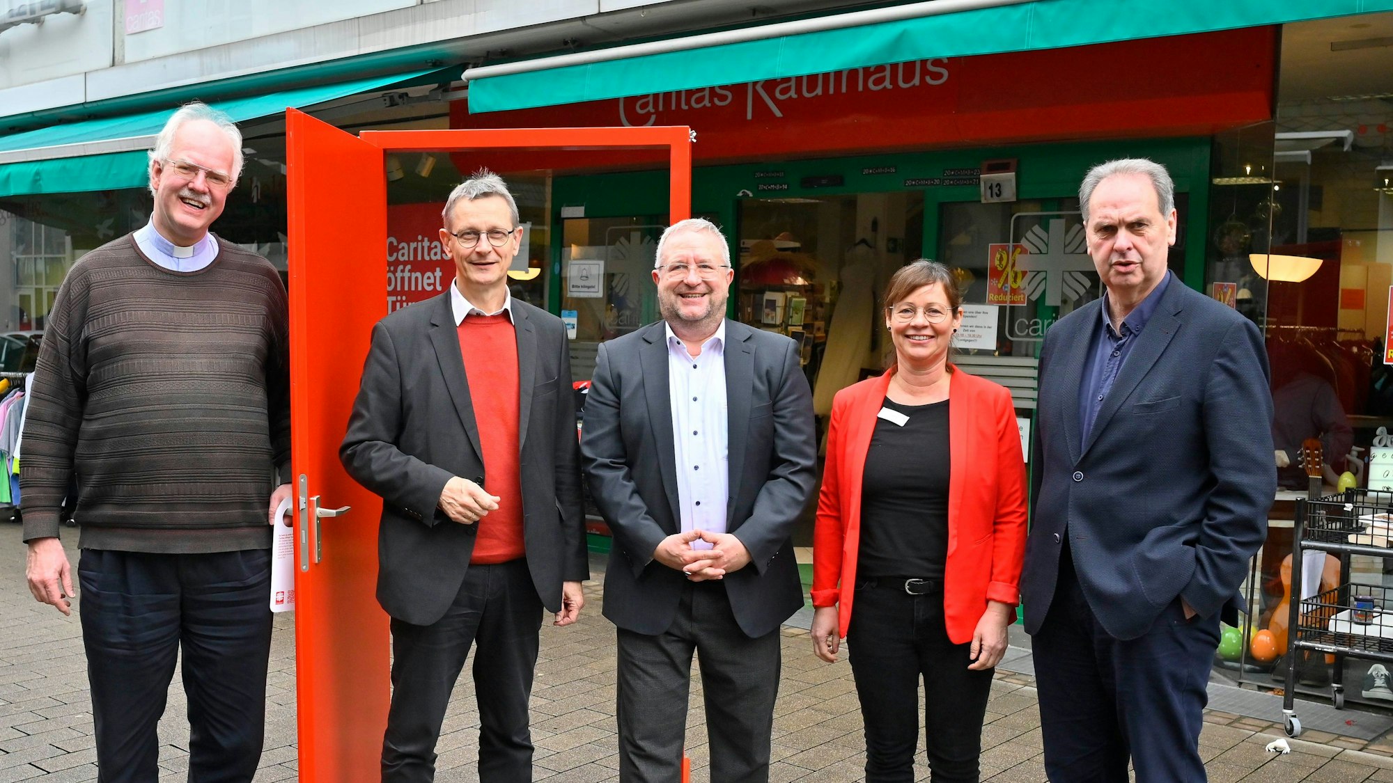 Die Caritas-Protagonisten (v.r.) Peter Rothausen, Birgit Pfisterer, Andreas Rostalski, Frank Johannes Hensel und Kreisdechant Christoph Bersch vor dem Gummersbacher Sozialkaufhaus, dessen Zukunft noch immer vollkommen ungewiss ist.