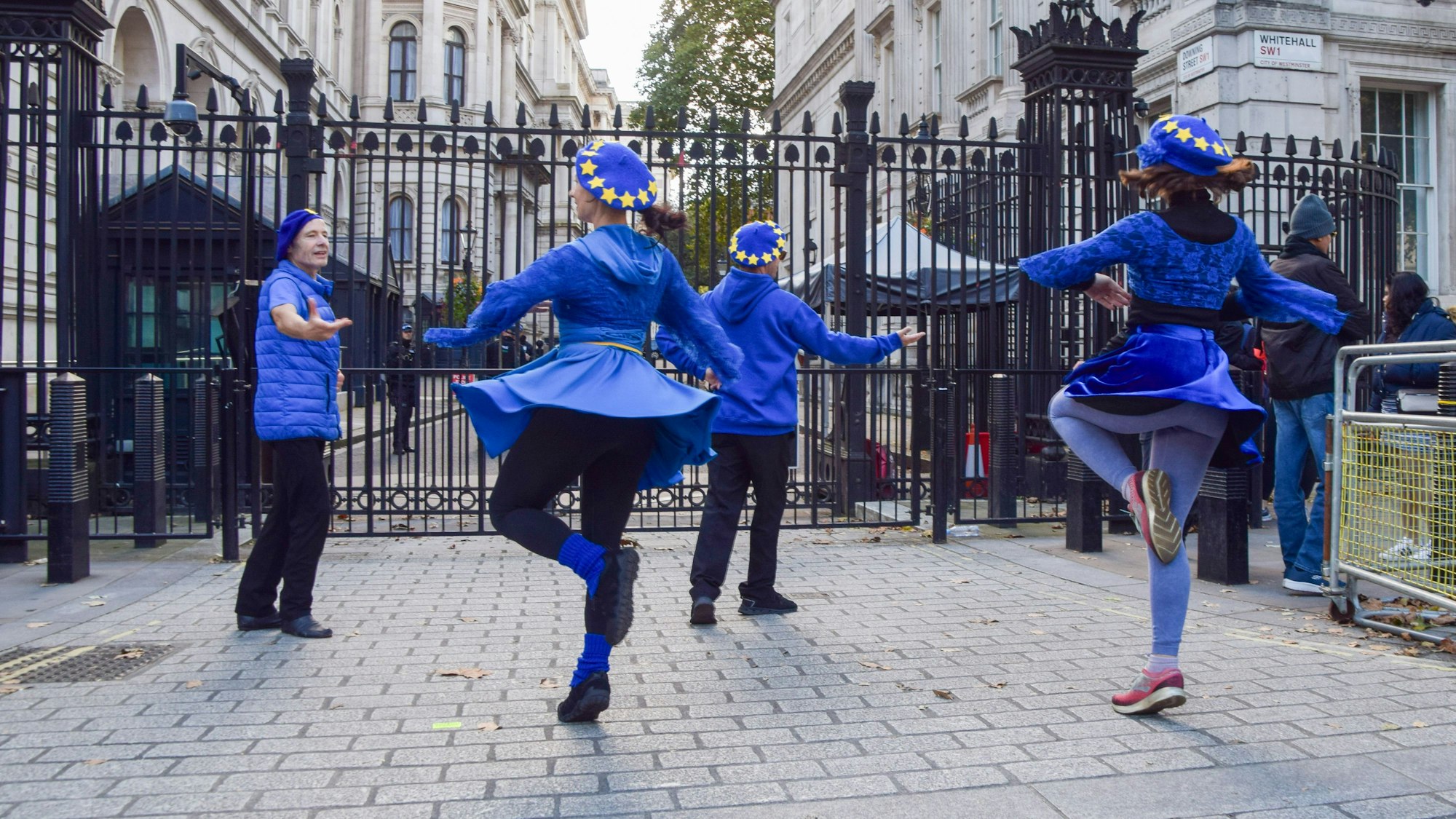 Tänzer treten vor der Downing Street auf.