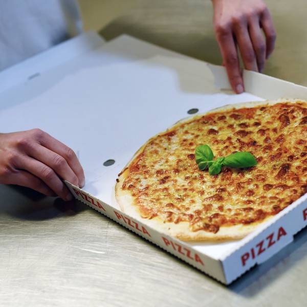 Das Foto zeigt eine Pizza im Karton.