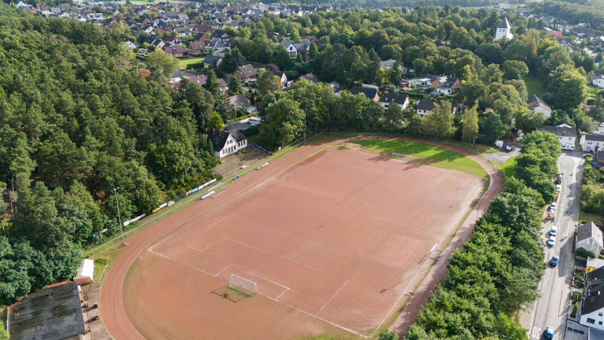 Die Drohnenaufnahme zeigt das Eifelstadion in Mechernich.
