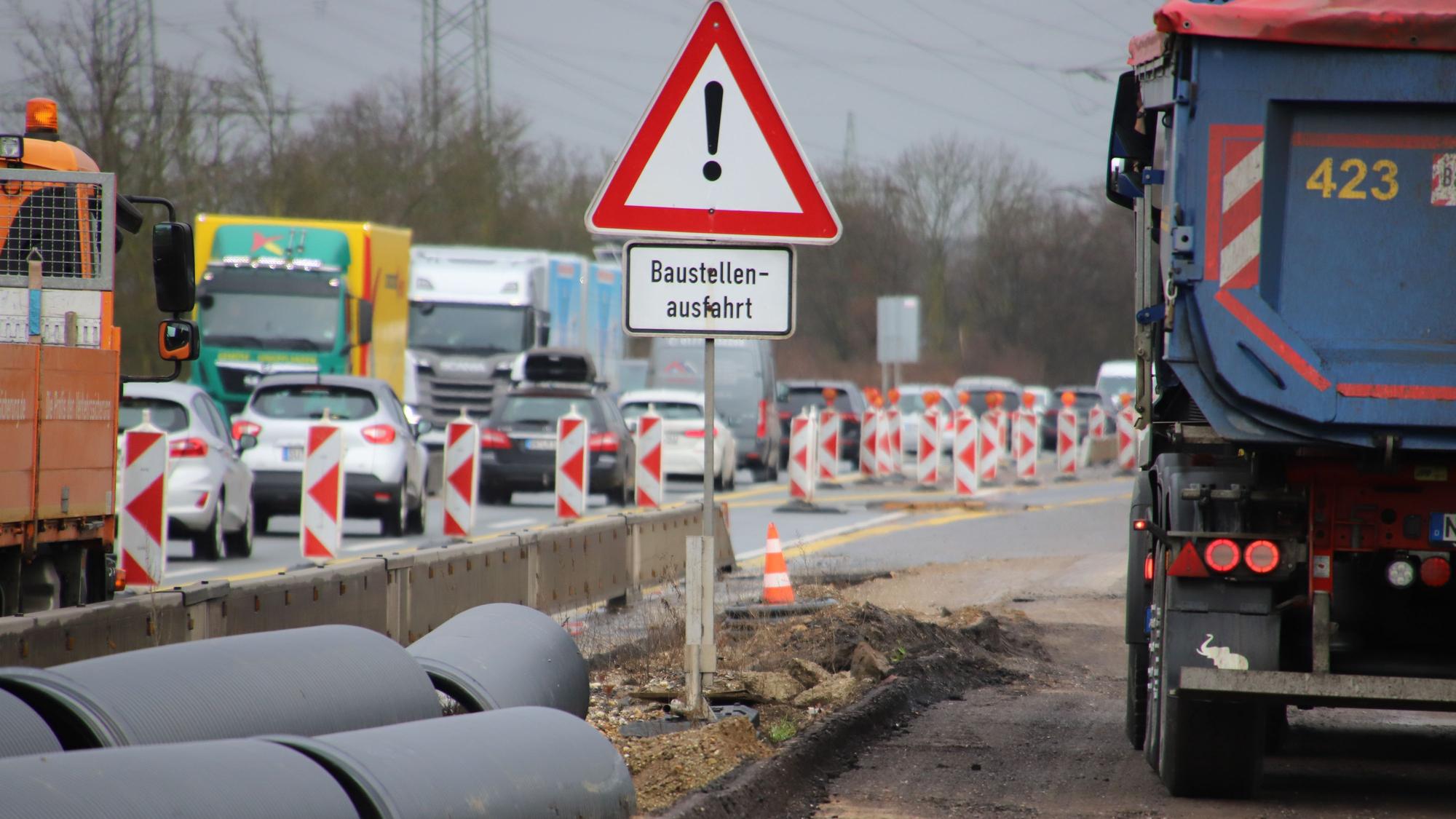 Eine Spur der A 560 musste wegen einer Fahrbahnabsackung an einem Kanalschacht gesperrt werden, es kam zu erheblichen Behinderungen. Die Hohlräume wurden verfüllt, das Material musste noch aushärten.