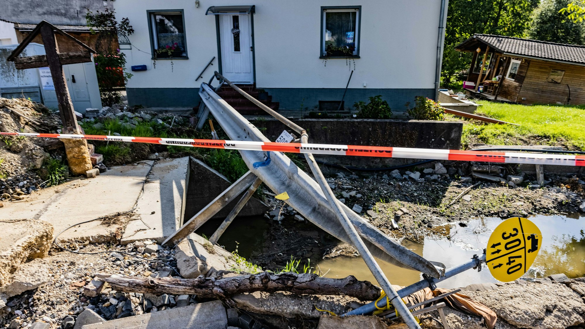 Auch Rheinbach war von der Flutkatastrophe erheblich betroffen. Im Stadtteil Loch lagen die Trümmer auch einen Monat nach dem Hochwasser noch auf der Straße.