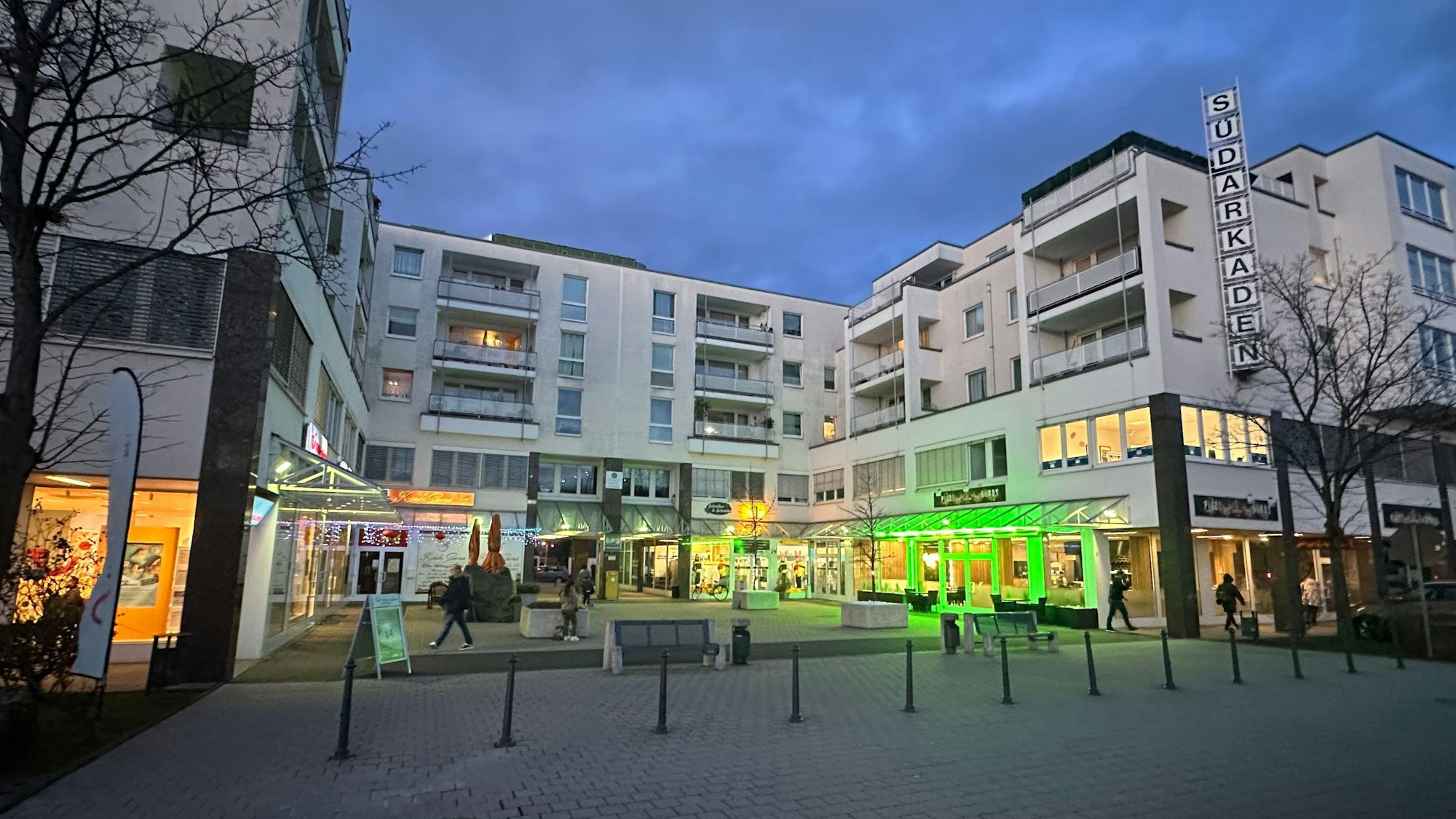 Der kleine Platz in den Südarkaden mit zwei Restaurants links und rechts.